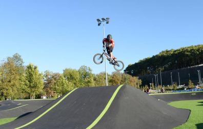 Pista de Pump Track, dentro del parque de Trinitarios, en Pamplona.