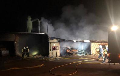 Un incendio causa importantes daños en una serrería de Cortes