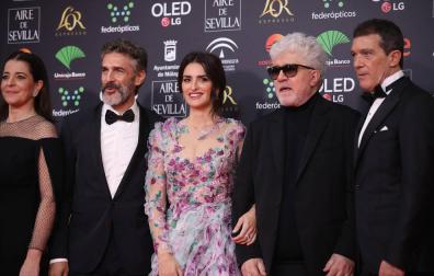 Pedro Almodóvar, Penélope Cruz, Antonio Banderas y el resto del equipo de 'Dolor y gloria' en los Goya