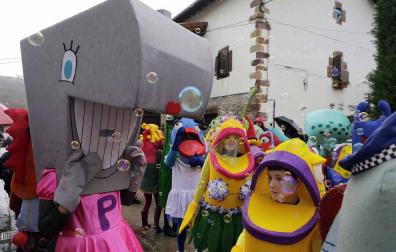 El mal tiempo y las bajas temperaturas no impidieron que decenas de vecinos de Sunbilla salieran a la calle para celebrar sus carnavales.