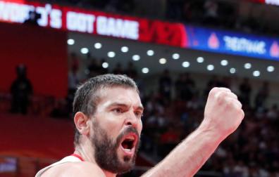 El pívot español Marc Gasol celebra la consecución de una canasta ante Australia durante el partido de la primera semifinal del Mundial de Baloncesto de China 2019