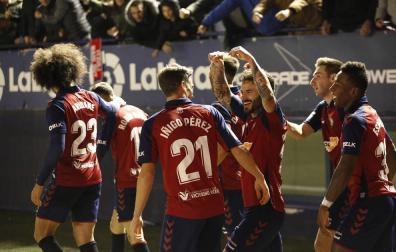 Alegría de los jugadores de Osasuna, y en especial de Iñigo Pérez y Rubén García, autores de los dos goles.