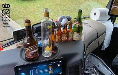 Botellas de bebida que la Policía Foral encontró en la cabina del camión