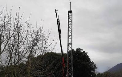 Fallece al caer la cesta de un camión grúa en el camping de Artaza