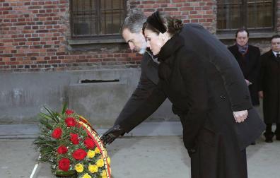 Los reyes de España homenajean en Auschwitz a las víctimas del Holocausto