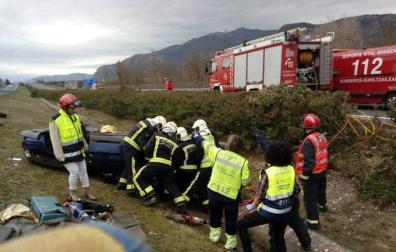 Se investiga si un vehículo iba en dirección contraria, en un accidente en la A-10