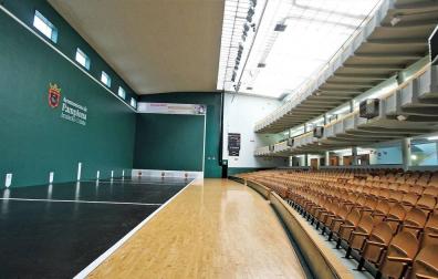 Se ha pintado la cancha, los pasillos, los suelos de los graderíos, pulido el suelo de toda la instalación... El frontón Labrit luce más bonito y luminoso que nunca gracias a las últimas reformas.