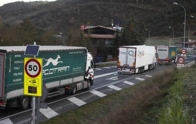Alcaldes exigen la restricción del tránsito de camiones en la N-121-A