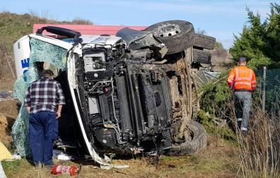 Dos camiones chocan en la AP-15 y uno de los vehículos termina volcando
