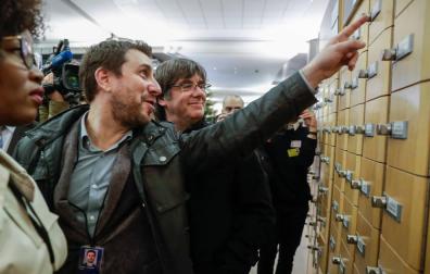 El expresidente de la Generalitat de Cataluña Carles Puigdemont, junto al exconsejero Toni Comín, visitan la sede del Parlamento Europeo.