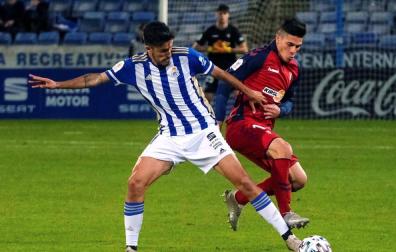 Quiles y Roncaglia pelean por el balón en el partido Recreativo-Osasuna de Copa del Rey.