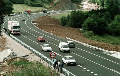 Dos muertos y tres heridos en una colisión múltiple en la N-121-A en Olagüe