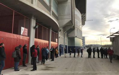 Colas en El Sadar para coger las entradas de la Copa del Rey ante la Real Sociedad.
