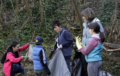 400 voluntarios, convocados por Alianza por el Clima, limpiaron el Arga.