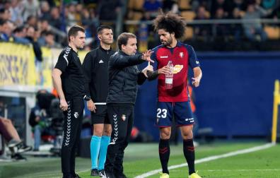 Arrasate da instrucciones a Aridane en el partido Villarreal-Osasuna.