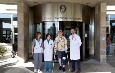 El Chimy Ávila esta mañana mañana saliendo de la Clínica Universidad de Navarra en compañía del doctor Andrés Valentí y su equipo.