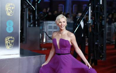 Charlize Theron y Johansson ponen color entre el negro dominante de los Bafta