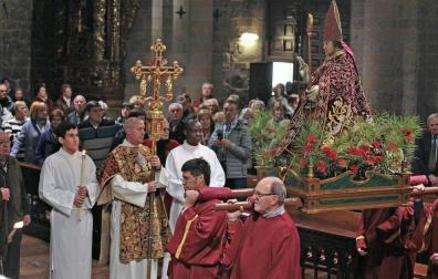 Roscos, tortas y dulces han inundado la plaza de San Nicolás en la fiesta de San Blas. La figura del santo y mártir ha salido en procesión acompañado de las autoridades municipales con el alcalde, Enrique Maya, a la cabeza.