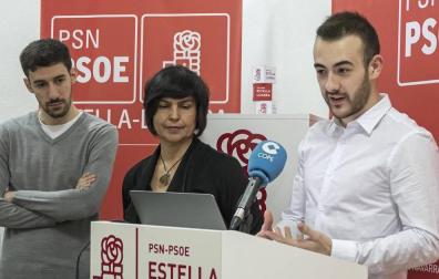 Jorge Crespo (derecha),  en una rueda de prensa de febrero de 2019, en la anterior legislatura, ante la mirada de sus compañeros Ibai Crespo y Magdalena Hernández, entonces candidatos a concejales.