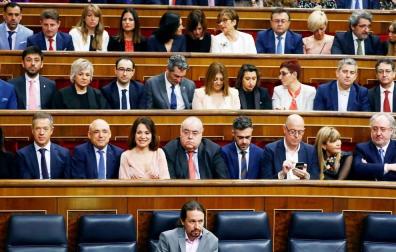 Pablo Iglesias y los ministros de Unidas Podemos aplauden al rey en el Congreso