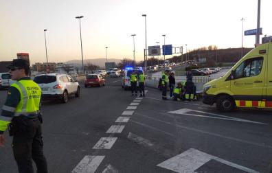 Herida leve una persona en una colisión frente al Decathlon de Berriozar