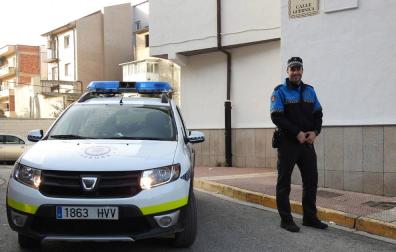 Juan Luis Pellejero Verdejo en el lugar en el que encontró inconsciente a la pequeña de 13 meses.