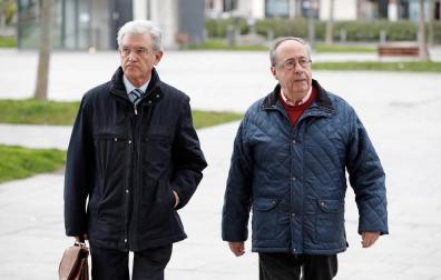 El exgerente del Club Atlético Osasuna Ángel Vizcay (d), llega, este martes, al Palacio de Justicia de Navarra donde continúa el juicio que se celebra estos días en Pamplona contra seis exdirectivos de Osasuna, tres exjugadores del Betis y dos agentes inmobiliarios acusados de delitos de apropiación indebida, societarios, falsedad en documento mercantil, falsificación de las cuentas anuales y corrupción deportiva por el supuesto amaño de partidos.