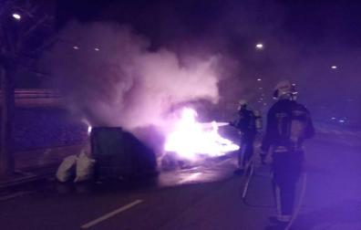 Los bomberos apagan el fuego de unos contenedores anterior en Tudela