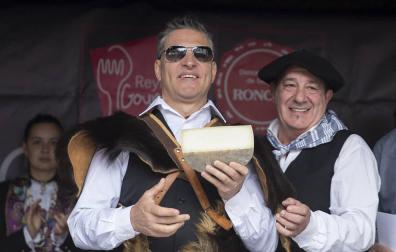 Serafín Zubiri corta en Burgui el primer queso de Roncal de la temporada