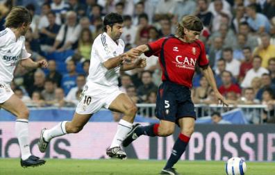Luis Figo y Pablo García, en un duelo entre Real Madrid y Osasuna.
