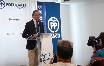 El presidente del PP vasco, Alfonso Alonso en rueda de prensa celebrada en Vitoria.