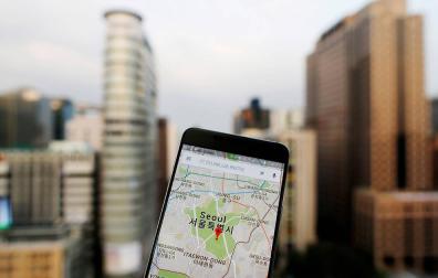 Un móvil con la aplicación Google Maps