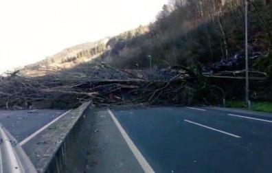 Buscan a dos personas tras un desprendimiento en la AP-8, en Zaldibar