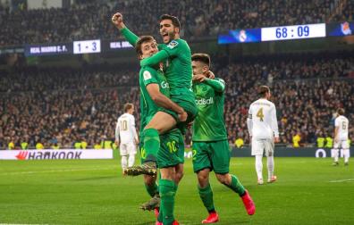 Mikel Merino celebra su gol, el cuarto de la Real Sociedad en el Santiago Bernabéu.