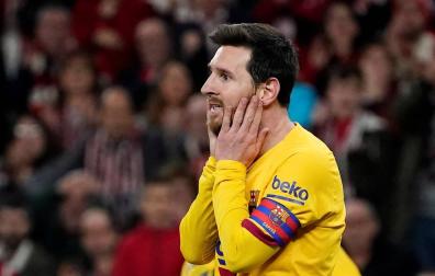 Leo Messi se lamenta tras fallar una ocasión.
