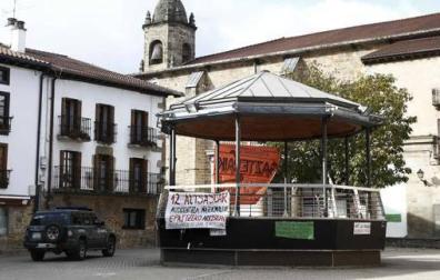Un vehículo de la Guardia Civil pasa junto al kiosko de la Plaza de Alsasua.
