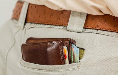 La ingeniosa idea de un joven para devolver una cartera perdida