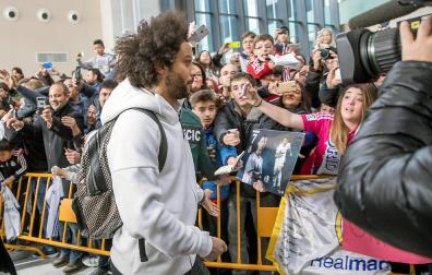 Imágenes de los jugadores del Real Madrid a su llegada al Aeropuerto de Noáin-Pamplona horas antes de disputar el partido frente a Osasuna en El Sadar.