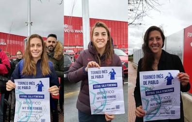 Jugadoras del Atlético de Madrid, con el cartel del torneo.