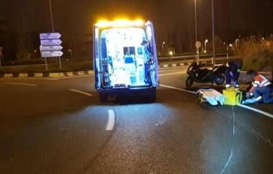 El motorista, atendido en la ronda a la altura de Ansoáin.