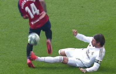Sergio Ramos, con los tacos sobre Rubén García.