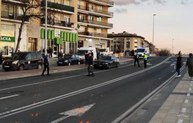 Dos jóvenes, un chico y una chica, resultaron heridos este lunes 10 de febrero tras sufrir un atropello en el puente de Cuatrovientos.