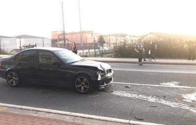 Un coche se sube a la acera y atropella a dos personas en Cuatrovientos
