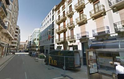 Una fuga de agua obliga a cortar la calle Paulino Caballero, en Pamplona