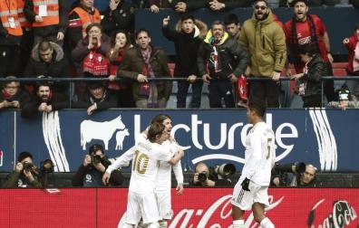 Sergio Ramos celebra su gol en El Sadar junto a Modric y Varane.