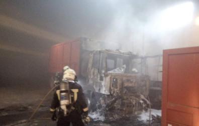 Apagan un incendio de un camión dentro de una bajera en Artajona