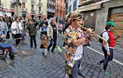 El pasacalles de carnaval es uno de los recurrentes por estas fechas en el Casco Viejo.