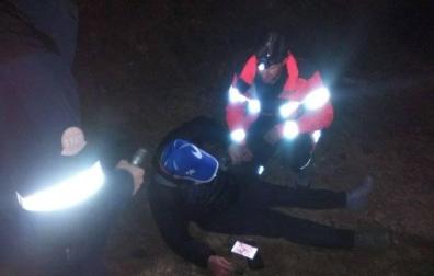 Los bomberos auxilian a un peregrino que se encontraba exhausto y deshidratado