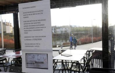 Un cartel anuncia de la cuarentena voluntaria de los propietarios.