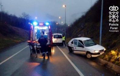 Herida tras salirse de la carretera y chocar contra una farola en Oronoz